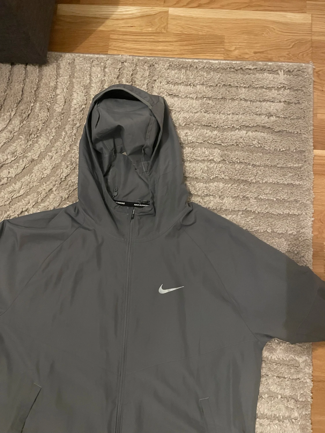 Grå Nike vindjacka med huva - 1