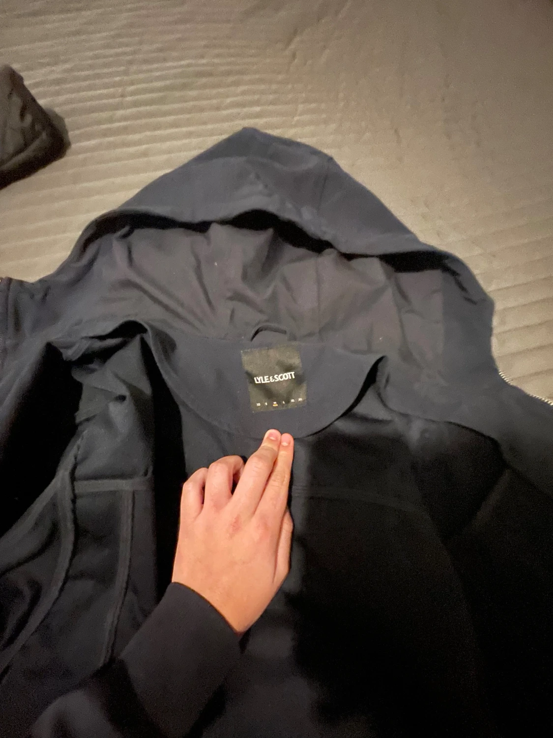 Mörkblå väst med huva från Lyle & Scott - 1