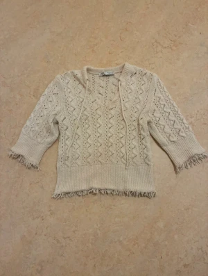 Tröja från Zara - Jätte snygg tröja från Zara med snören fram,säljs då dem inte kommer till användning och är i bra skick❣️