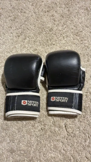 MMA HANDSKAR - Märket-  Nippon Sport. Priset är fast. Skriv vid fler frågor
