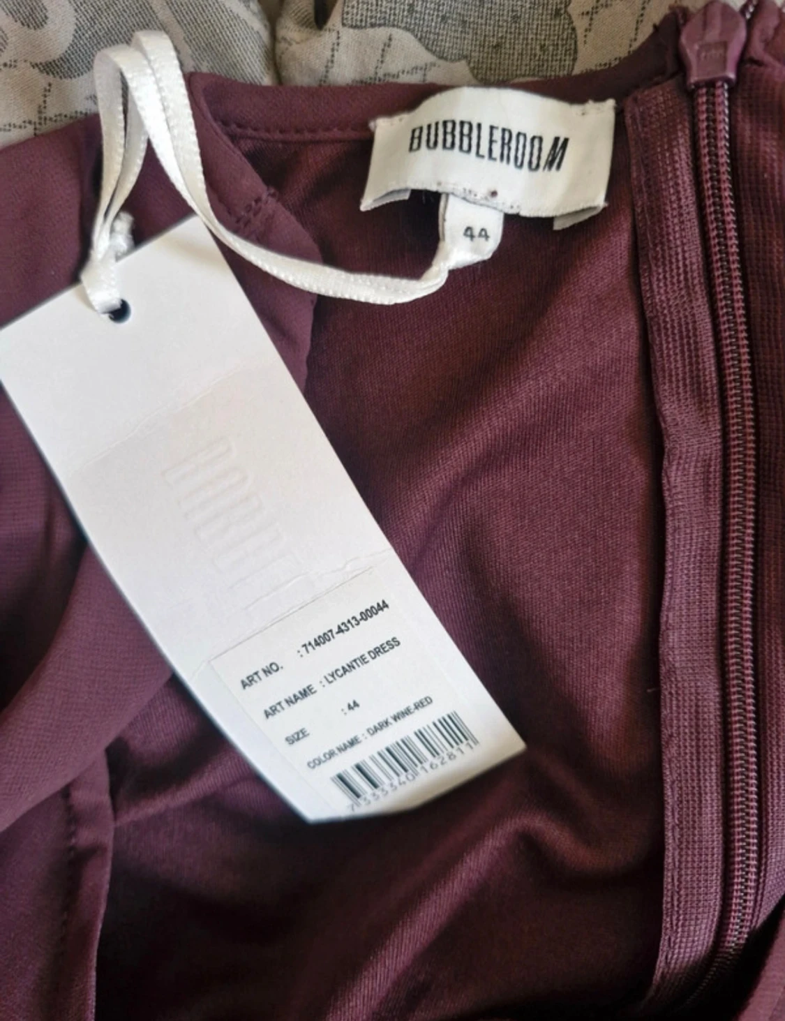 Vinröd klänning från Bubbleroom - 3