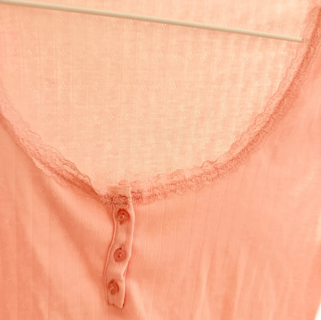 Ljusrosa ribbad topp med spetskant - 2