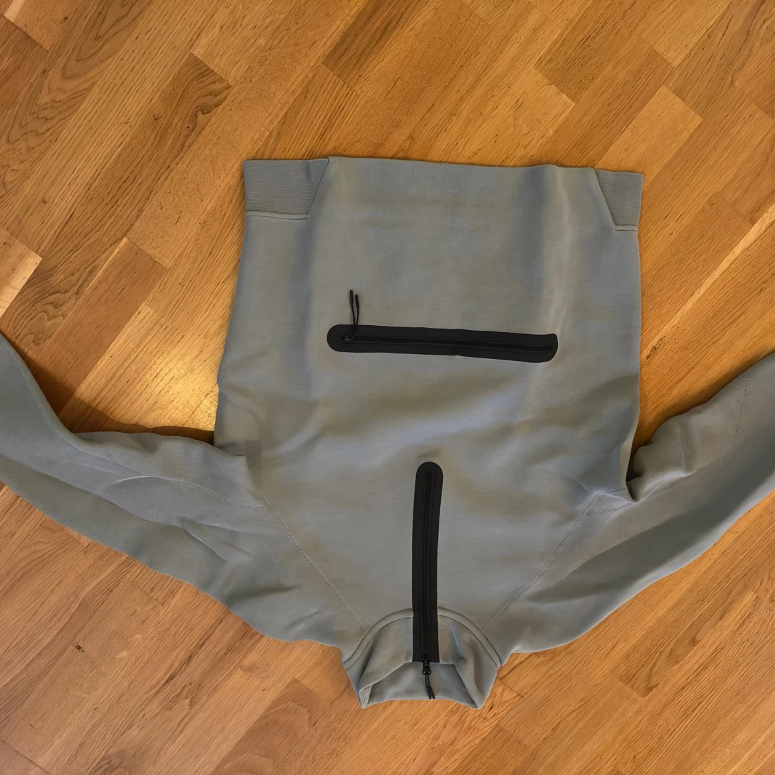 Grå Nike Tech hoodie med svarta dragkedjor