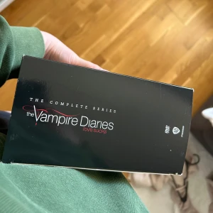 The Vampire Diaries - Säsong 1-8 (The Complete Series) - Hela The Vampire Diaries-serien samlad i en box!  alla åtta säsonger av denna populära fantasy- och dramaserie i skivor som funkar i Xbox och PlayStation (och vanliga skiv grejer till två förmodligen) endast en den första skivan är använd men ingen tecken på det. Den är på engelska och finns svensk undertext (och vissa mer som syns på bilden), Helt i nyskick🫶🏼