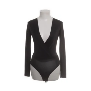 Svart långärmad body - Svart långärmad body köpt från sellpy, säljer pga storleken💘
