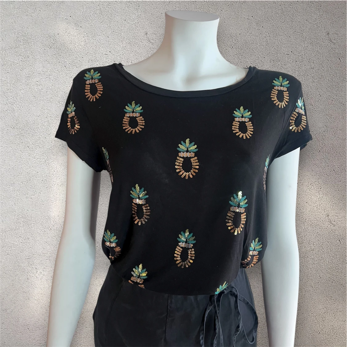 H&M Svart t-shirt med paljettananas