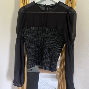 Svart blus  - Svart blus med läderimitation, strl M ifrån Zara. 