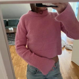 Croppad rosa stickad tröja - från hm, storlek s, jätte bra kvalite och supersnygg och perfekt till hösten!!❤️❤️