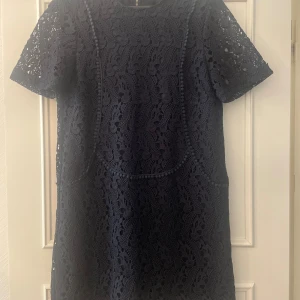 Marinblå klänning från Zara woman storlek S. - Marinblå klänning från Zara woman storlek S.