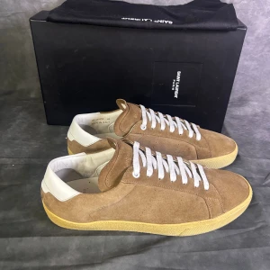 Saint laurent SL/06 sneakers - Mycket fint skick | Size 42 men passar även 43 | fraktar spårbart inom 24 timmar |  för att köpa klicka ” köp nu” | vid frågor skriv ett meddelande | bara skorna medföljer |