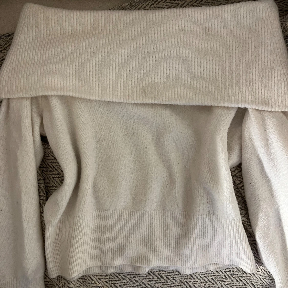 Offshoulder vit stickad tröja - 3