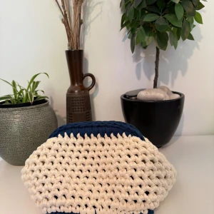 Handgjord beige och blå clutch - Egenvirkad clutch, blå och vit/beige. 