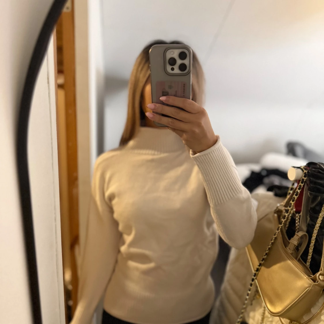 Beige polotröja med ribbade detaljer - 1