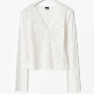 Lace top - Säljer en vit ”lace top” från Gina Tricot med v-ringning. Använd typ 2 gånger. Nypriset är 299
