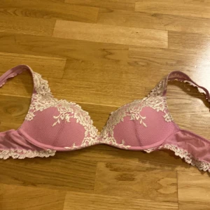 Rosa intimissmi bh - Säljer då jag knappt använt. Storlek 80B. Pris går att diskutera 