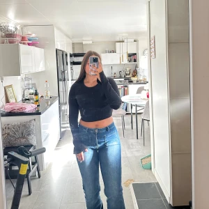 Svart långärmad tröja från GinaTricot🖤 - Snygg svart långärmad från GinaTricot i storlek M🖤Slits i båda ärmarna😍