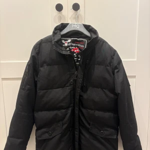 Moose Knuckles jacka - Säljer en Moose Knuckles jacka i jättebra skick, varm och perfekt nu när det blir lite kallare. Storlek L men passar även M enligt mig. Hör av er vid frågor och funderingar:)