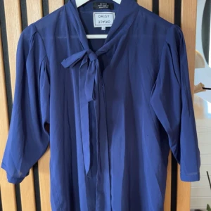 Blus - Blus med knytning från Daisy grace. I fint skick