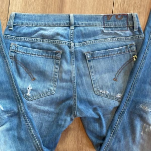 Dondup George jeans  - Säljer nu dessa feta dondup jeans i ljusblå färg med feta slitningar och snygg tvätt. Modellen på bilden är 186cm lång, väger 70kg och bär storleken 34. Skicket är 9.5/10 och dem har då inga defekter. Modellen på jeansen är George. Tveka inte på att kontakta vid frågor eller funderingar. Pris kan gå ner vid snabb affär🙌🔥⚜️