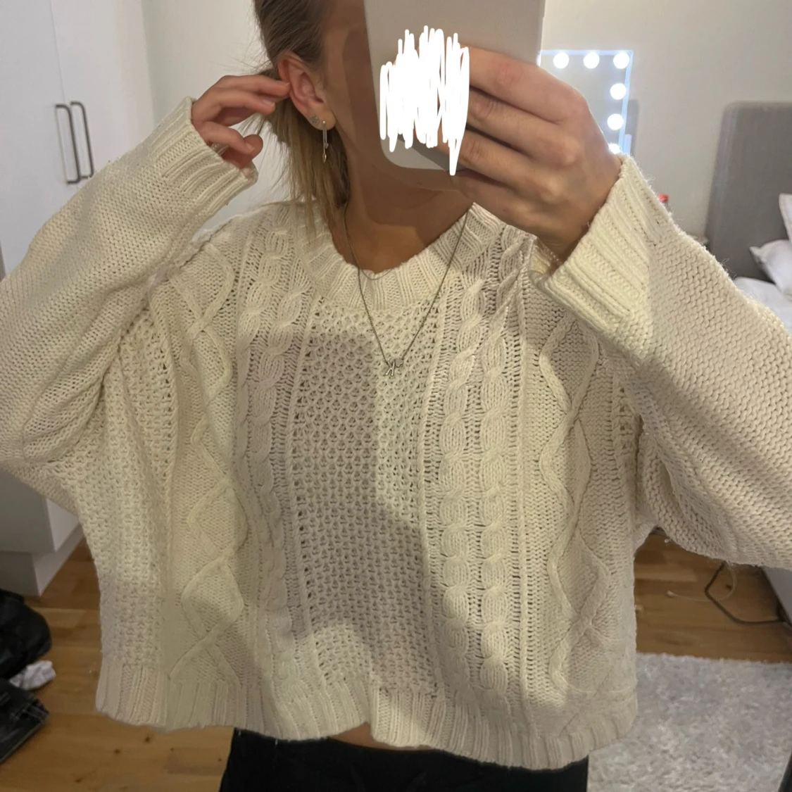 Vit/beige stickad tröja från Gina Tricot - 1