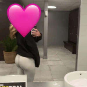 Ljusgrå tränings tights  - Säljer ett par super snygga träningstights från one more rep, använda fåtalet gånger  Säljer då dom inte kommer till användning💕