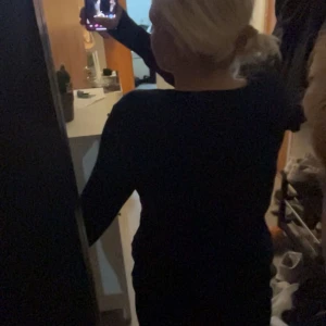 Mörkblå långärmad tröja - En enkel mörk blå långärmad tröja med rund halsringning. Tröjan har en klassisk passform och är perfekt att matcha med jeans eller byxor. Materialet känns mjukt och bekvämt mot huden.