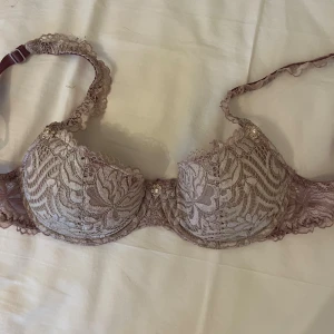 Lila intimissimi bh  - Säljer en ljuslila bh liknar intimissmi väldigt väldigt mycket men inget står på lappen så jag är inte 100. Jättefin iallafall. Den ger push up men är inte särskilt vadderad 