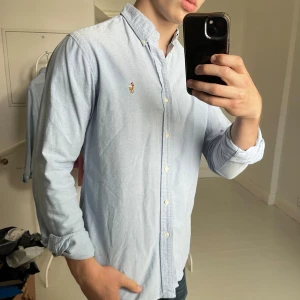 Ralph Lauren skjorta M - Ralph Lauren skjorta, inga defekter! Modellen är 180,75 kg, perfekt för vinterns alla hemma fester 🎉😎. Kom med frågor 👌väldigt bra pris i bundels✌️