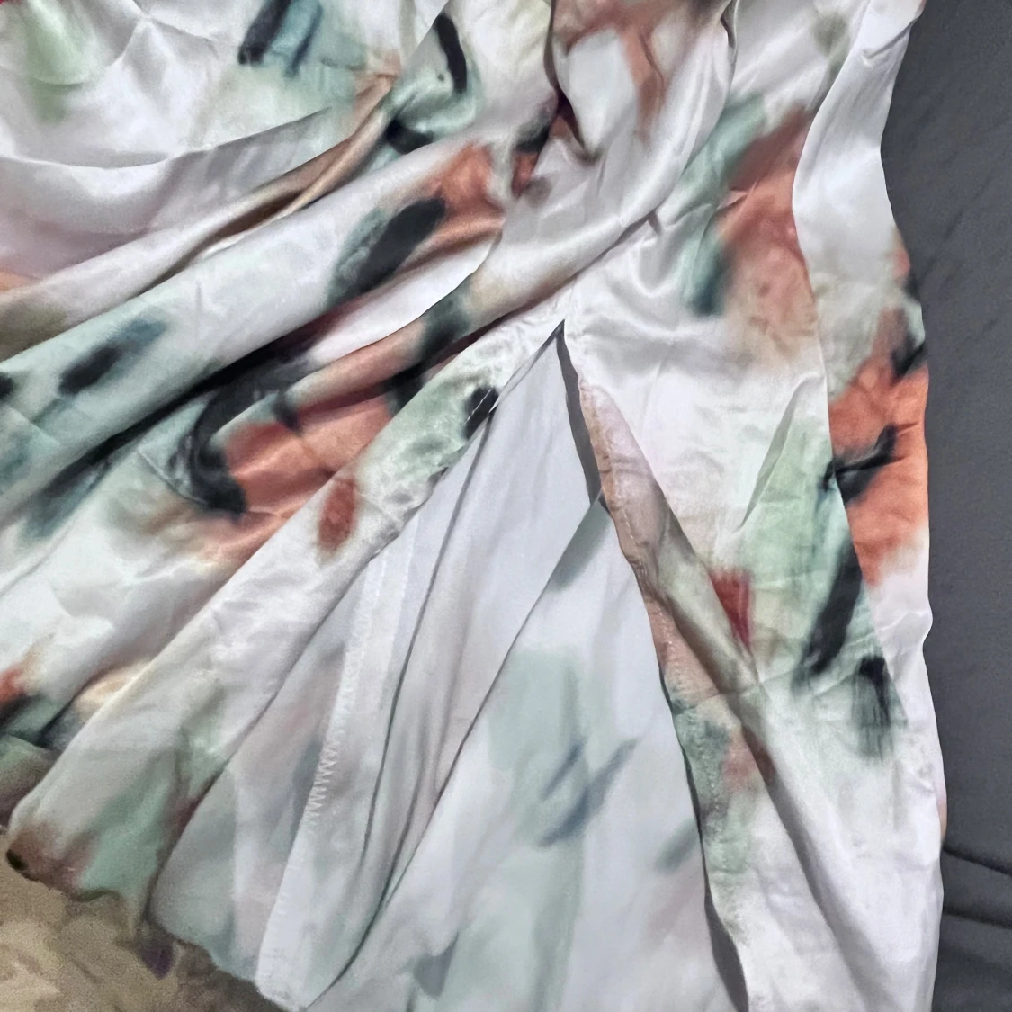 Sidenklänning med abstrakt mönster - 2