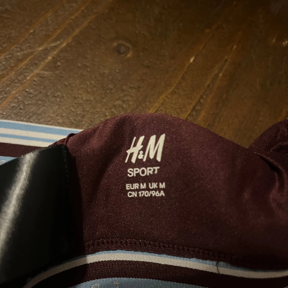 Vinröd sporttopp från H&M Sport - 2