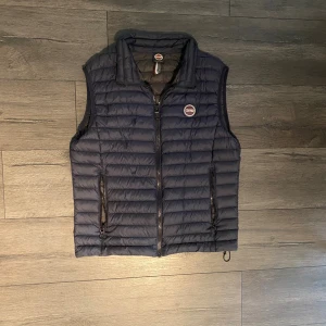 Mörkblå väst från Colmar - Säljer en mörkblå väst från Colmar. Den är skön att ha nu till hösten och sedan även våren, den är i jättebra skick. Storlek 48 vilket motsvarar S/M. Skriv om det önskas fler bilder eller andra frågor