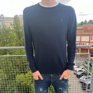Stickad tröja från Polo Ralph Lauren - Stickad tröja från polo Ralph Lauren, bra skick i storlek M. Modellen på bilden är 186 cm lång men den sitter lite kort på honom. Hör av dig vid frågor!!