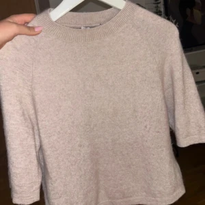 Beige stickad tröja & Other Stories - Supermjuk och stilren beige stickad tröja från & Other Stories. Tröjan har rund hals, trekvartsärm och en loose passform. Materialet är alpackablandning som känns lyxigt och varmt. Nypris 790