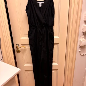 Svart byxdress från Nelly XS - Svart byxdress från Nelly i storlek XS. Väldigt fint skick! Endast provad. Sååå fin men satt tyvärr inte så bra på mig!