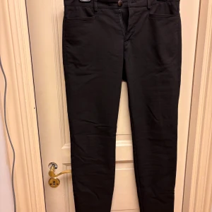 Svarta kostymbyxor från STOCKHOLM - Snygga svarta kostymbyxor från STOCKH LM i storlek 38. Superfina verkligen och i toppenskick! 