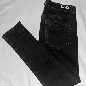 Dondup Jeans - Tja! Här har vi ett par tvär fetta, svarta dondup jeans. Storlek är nångonstans mellan 31 till 32 i waist och runt 32 i längd. Skick 8.5/10. Pris går självklart att diskuteras