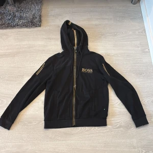 Boss kofta  - En fin och skön kofta nu till vintern 