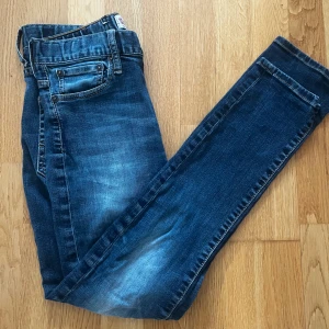 Levi's 520 jeans i mörkblå denim - Säljer ett par Levi's 520 jeans i mörkblå tvätt med snygga slitningar. Klassisk femficksmodell med Levi's patch bak och röd etikett på bakfickan. Jeansen har en smalare passform och är tillverkade i mjuk bomullsdenim.