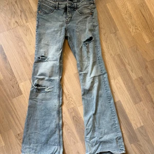Snygga jeans - Ett par snygga jeans från HM med hål i. Dom har en lim fläck på ena bakfickan som inte går bort men det är ingenting som man tydligt ser💓 