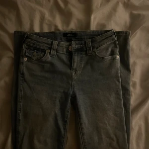 True religion - Säljer ett par ljus blåa true religion jeans i W25. Dem är använda ungefär 2 gånger och är då i mycket bra skick. Dem är bootcut och midrise, men för mig är dem som low waist💕