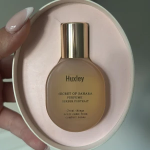 Huxley Secret of Sahara Parfym yepposoonsoo - Upptäck Huxley Secret of Sahara Perfume: Berber Portrait. En stilren parfym med dofterna av varm trä, söt vanilj . Köpt för 600kr från yepposoonsoo, har använts bara några gånger så den är nästan helt full, säljer på grund av fel köp💕skriv vid frågor 