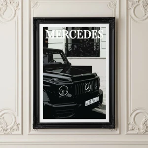 Mercedes g-klass poster finns i tre storlekar - En stilren poster med ett minimalistisk design av en svart Mercedes G-klass framför en elegant byggnad. Perfekt för dig som gillar bilar, design och lyxig livsstil. Inspirerar till drömmar om fart och frihet. All poster tryck i Sverige och skickas inom en vecka. Både Virgil’s företag och vår leverantörs företag är registrerad företag hos Skatteverket. För mer information eller vid köp skriv till oss. 