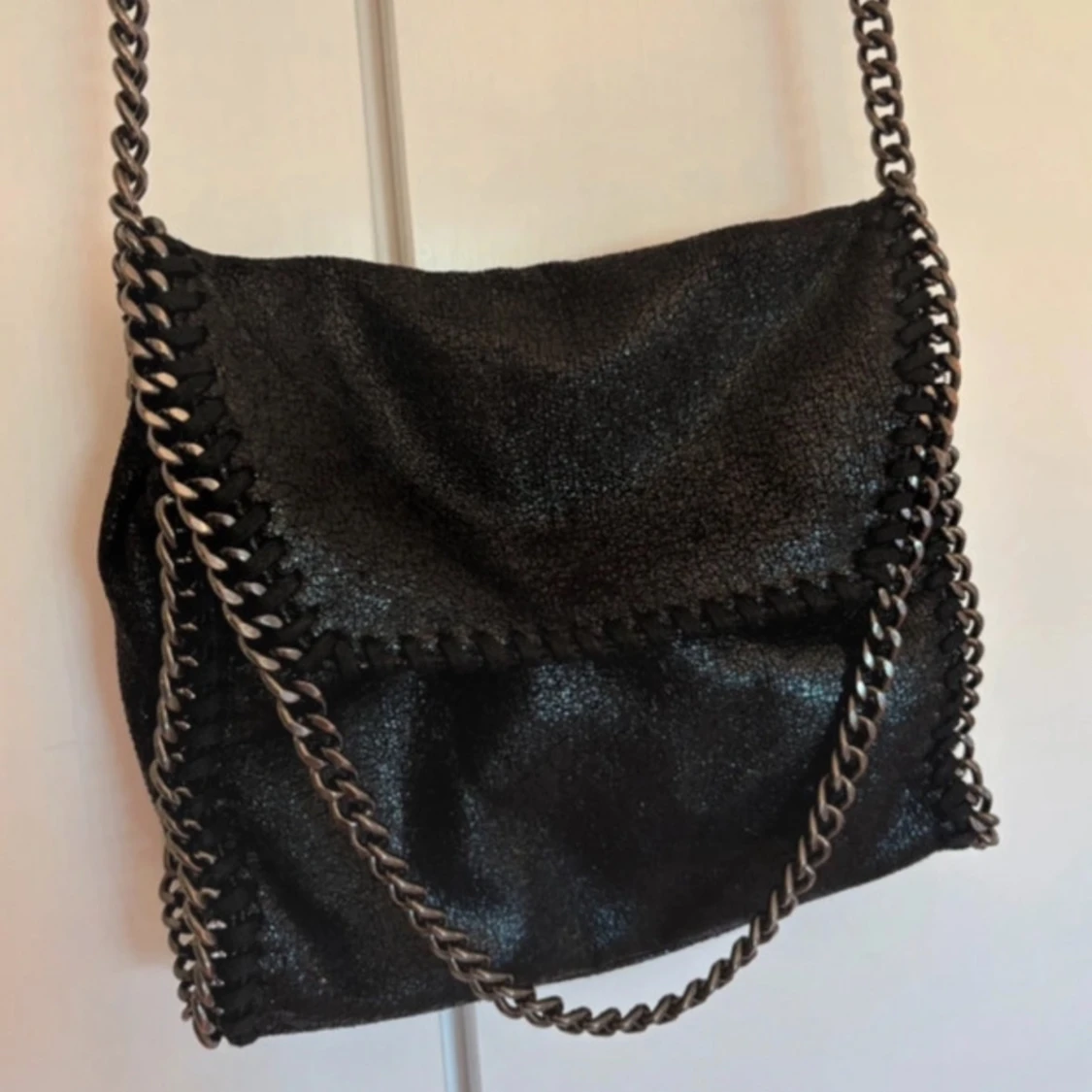 Svart glittrig glitter väska handväska axelväska axelbandsväska kedjeväska kedja silver