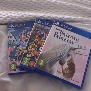PS4 Barnspelspaket: LOL Surprise, Paw Patrol Adventure City Calls, The Unicorn Princess - Tre populära PS4-spel för barn: LOL Surprise! B.B.s Born to Travel, Paw Patrol Adventure City Calls och The Unicorn Princess. Alla fodral i fint skick, PEGI 3. Perfekt för yngre spelare och familjer.