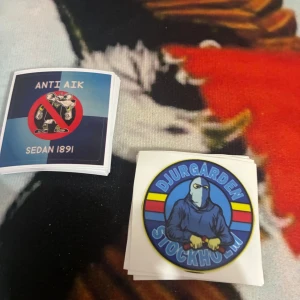 Djurgården Stockholm klistermärken - Snygga klistermärken för Djurgården-fans! Perfekt för att visa ditt stöd på mobilskal , datorn eller skateboarden. Innehåller motiv med Djurgården Stockholm och anti-AIK-tema. Passar dig som älskar fotboll och supporter-kultur. Det är 60 st totalt och 30 av varje motiv