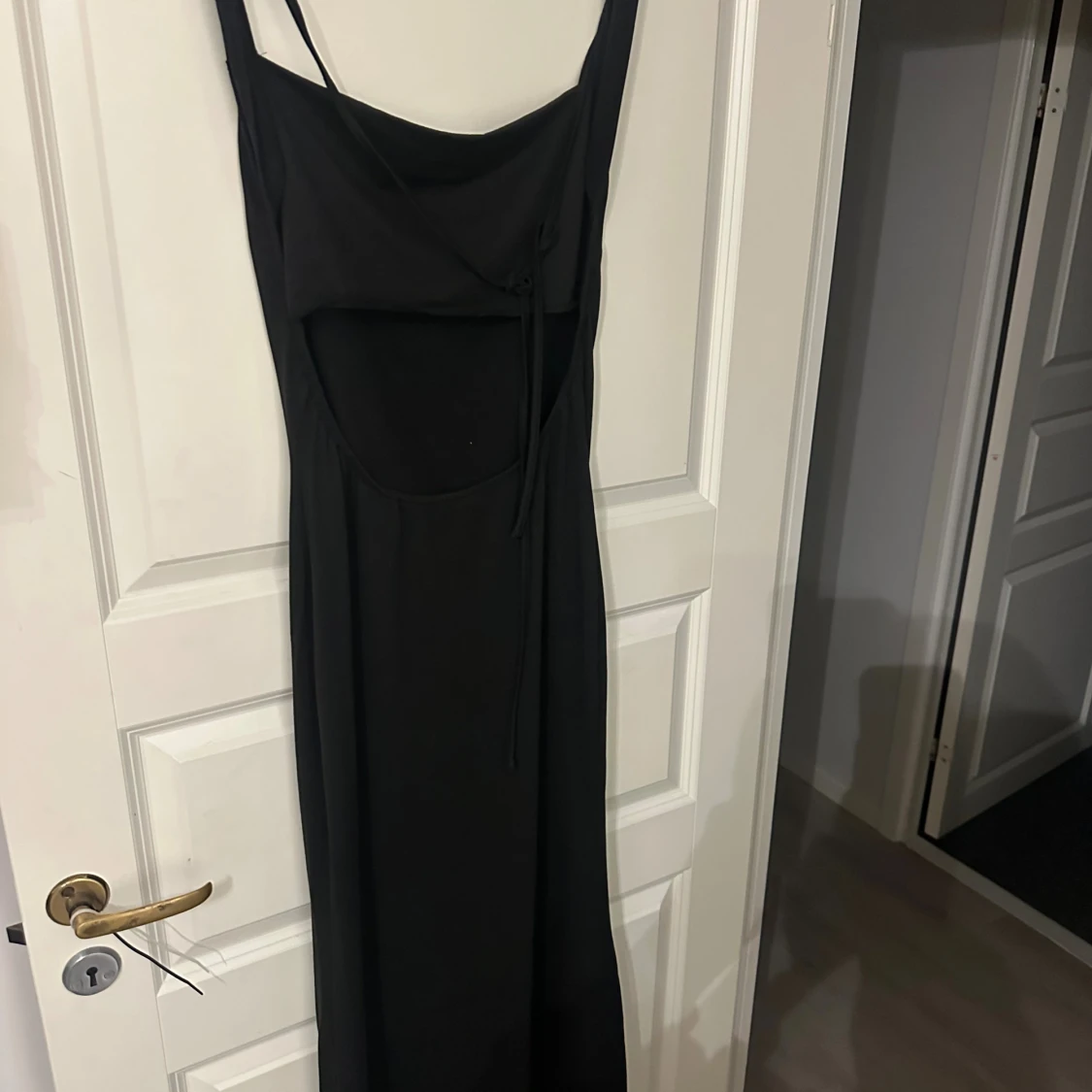 Svart långklänning med öppen rygg - 1