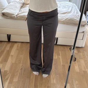 Gråa glansiga byxor - Helt nya byxor från Envy med lappen kvar! Skulle säga att dom är litee stora i stprleken! Jag är 177cm. Midja: 44cm innerben:84cm