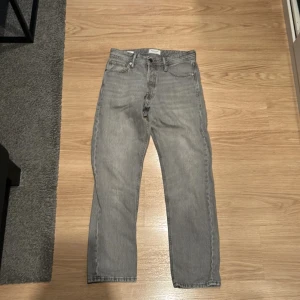 Jack and Jones jeans  - Hej säljer nu mina Jack and Jones jeans i modellen Chris ny pris är runt 700 mitt pris 199 ny skick 9/10 inga defekter och knappt använd kan gå ner i pris vid snabb affär 