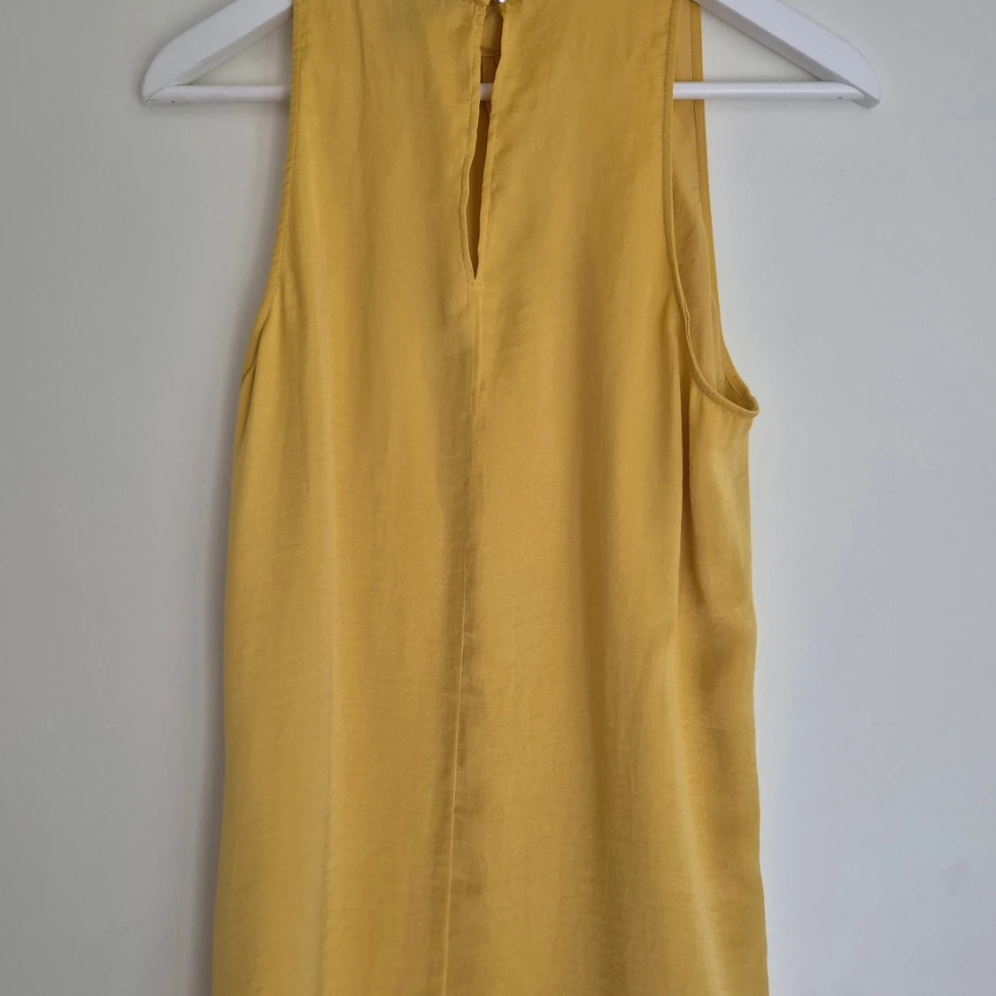 Gul ärmlös topp från Lindex - 1