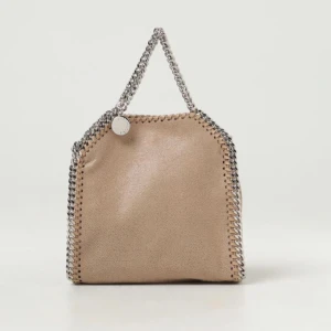  Stella McCartney väska  - Snygg  axelväska från Stella McCartney med kedjehandtag i silver och dekorativa kedjedetaljer längs kanterna, Storlek är mini. 